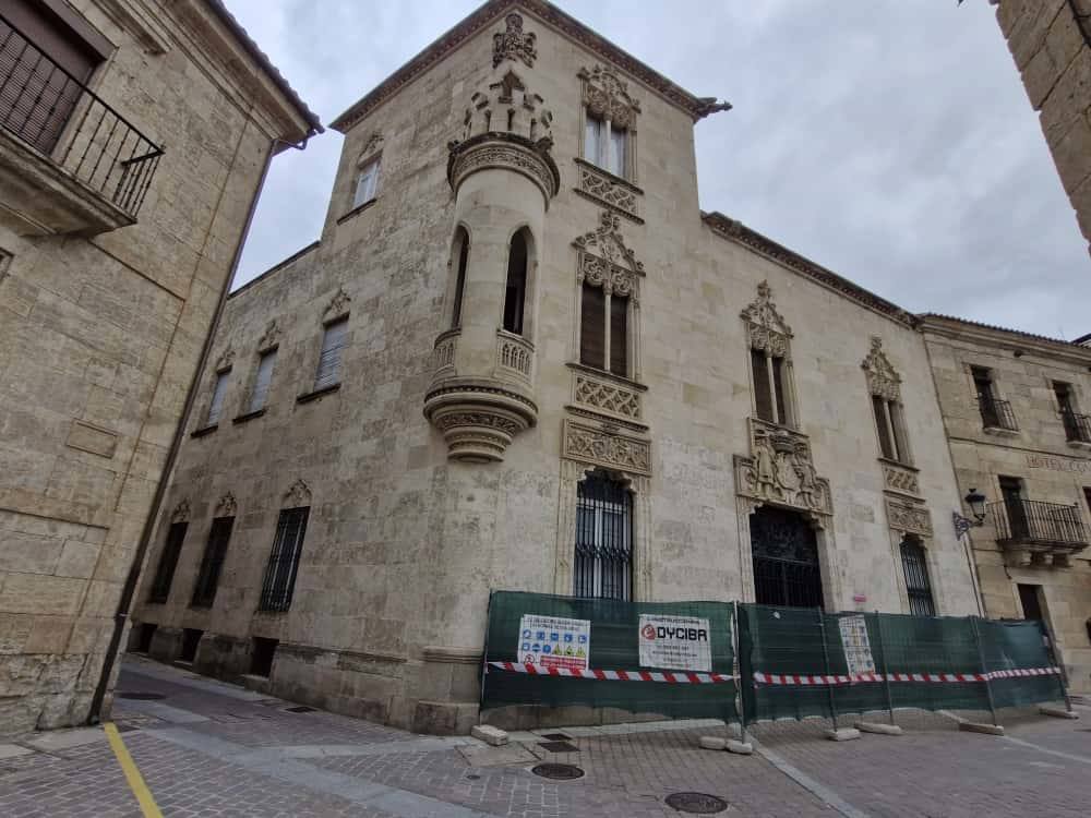 Las obras han comenzado con el vallado del exterior del palacio.