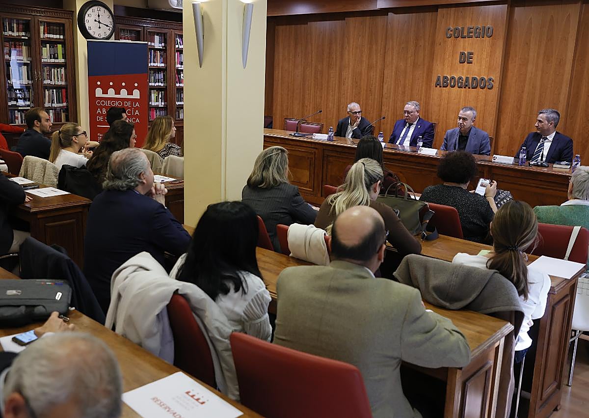 Imagen secundaria 1 - Imágenes de la inauguración del curso de la Escuela de Práctica Jurídica en el Colegio de Abogados de Salamanca. En la mesa, de izquierda a derecha: José Antonio Martín, de la Universidad de Salamanca; Miguel del Castillo, decano del Colegio de Abogados de Salamanca; el escritor Lorenzo Silva y el letrado Elías Plaza.