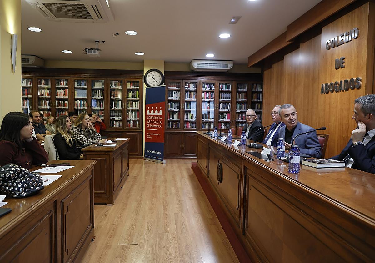 Imagen principal - Imágenes de la inauguración del curso de la Escuela de Práctica Jurídica en el Colegio de Abogados de Salamanca. En la mesa, de izquierda a derecha: José Antonio Martín, de la Universidad de Salamanca; Miguel del Castillo, decano del Colegio de Abogados de Salamanca; el escritor Lorenzo Silva y el letrado Elías Plaza.