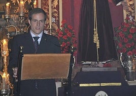 Daniel Cuesta, ante la imagen de Jesús Despojado.