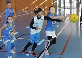 Imagen de uno de los partidos de baloncesto que se disputaron en El Charro.