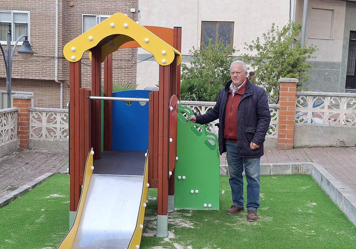 José Manuel Jerez, junto a los juegos infantiles nuevos.