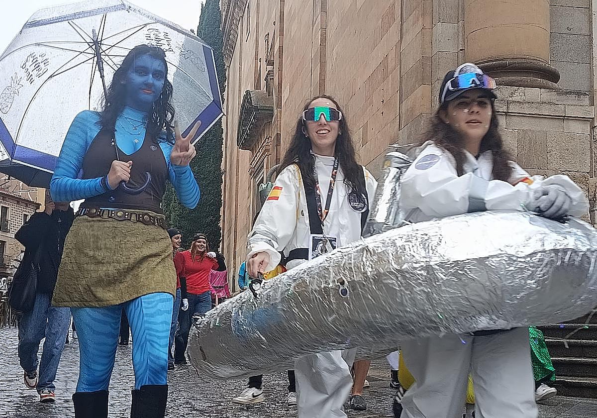 Los estudiantes de Ciencias desafían a la lluvia y llenan Salamanca de disfraces en la semana de San Alberto