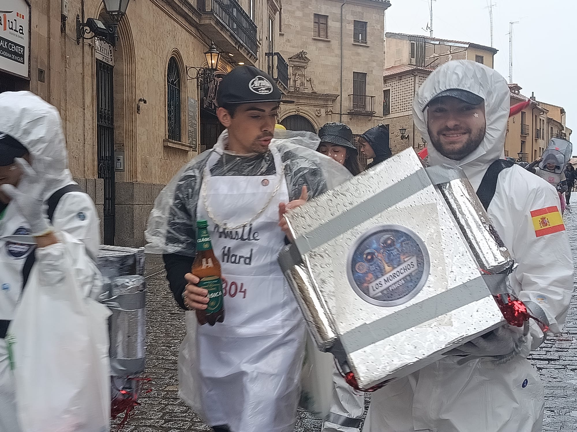 Los estudiantes de Ciencias desafían a la lluvia y llenan Salamanca de disfraces en la semana de San Alberto