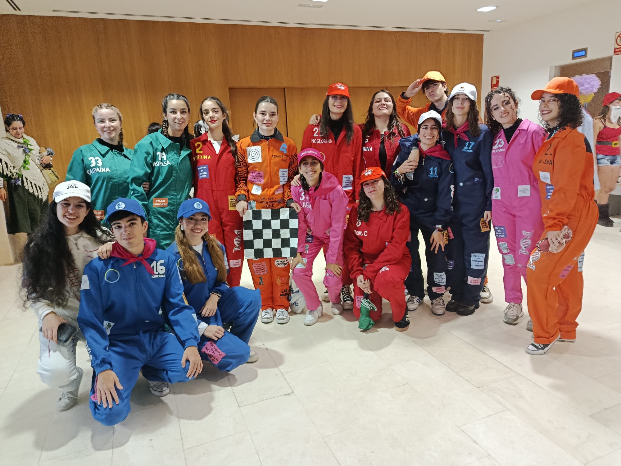 Los estudiantes de Ciencias desafían a la lluvia y llenan Salamanca de disfraces en la semana de San Alberto
