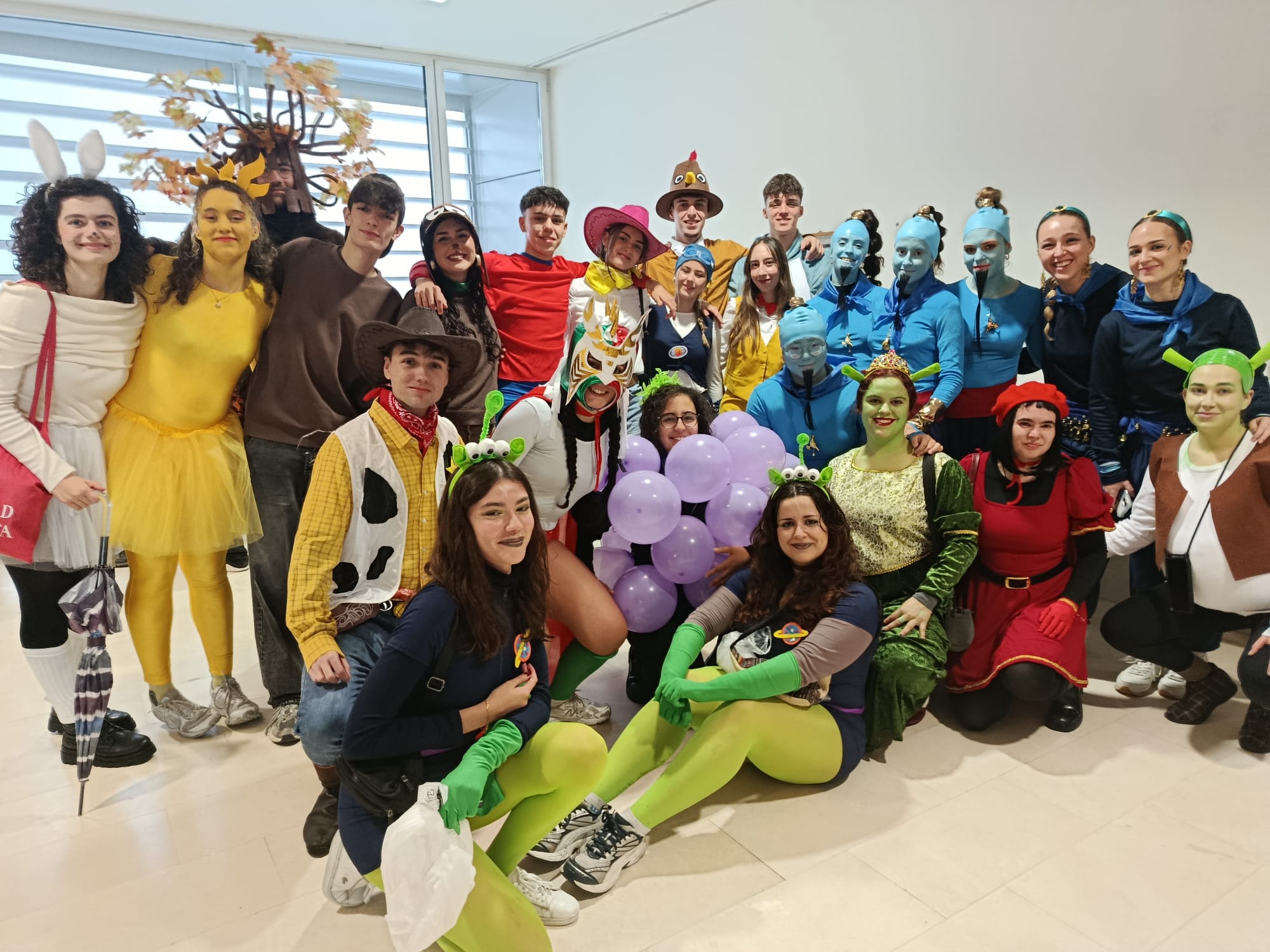Los estudiantes de Ciencias desafían a la lluvia y llenan Salamanca de disfraces en la semana de San Alberto