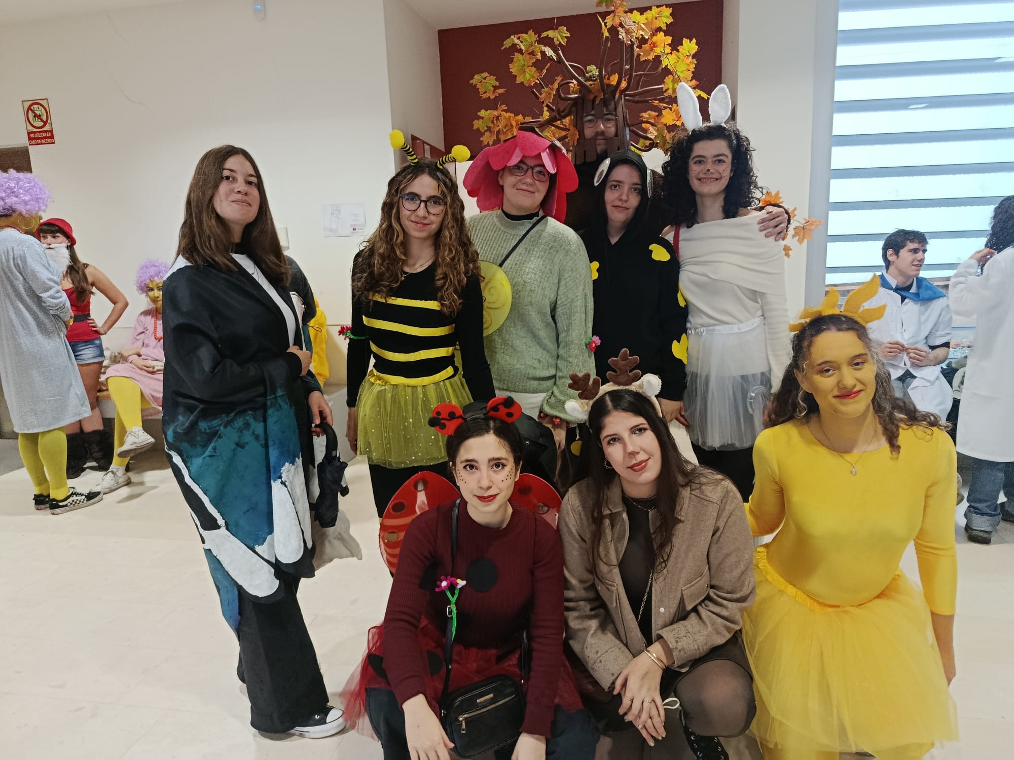 Los estudiantes de Ciencias desafían a la lluvia y llenan Salamanca de disfraces en la semana de San Alberto