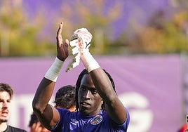 Leo, aplaudiendo a los aficionados del Salamanca UDS este pasado domingo, en los anexos de Zorrilla.