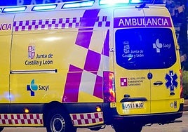 Una ambulancia de soporte vital básico, circulando por la capital.