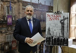 Francisco Hernández, junto al cartel de la Semana Santa del próximo año.