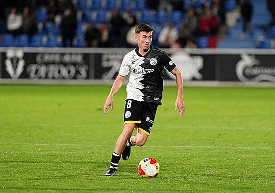 Jota, conduciendo el balón en el Reina Sofía.