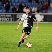 Jota, conduciendo el balón en el Reina Sofía.
