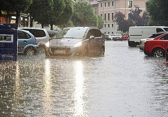 Un coche circula por una calle inundada en Valladolid en una foto de archivo de Europa Press.