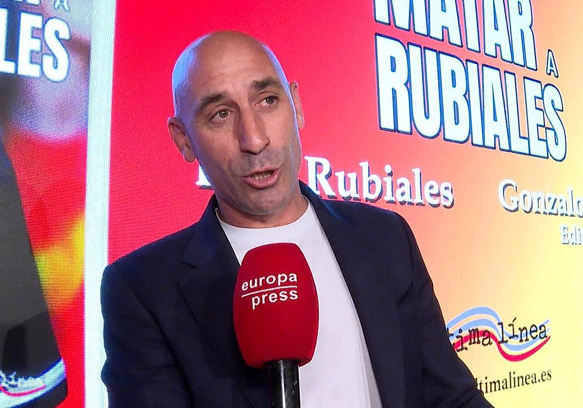 Luis Rubiales, ante el micrófono de Europa Press, tras la presentación de su libro.