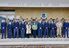 Margarita Robles, junto a los alumnos de Matacán.