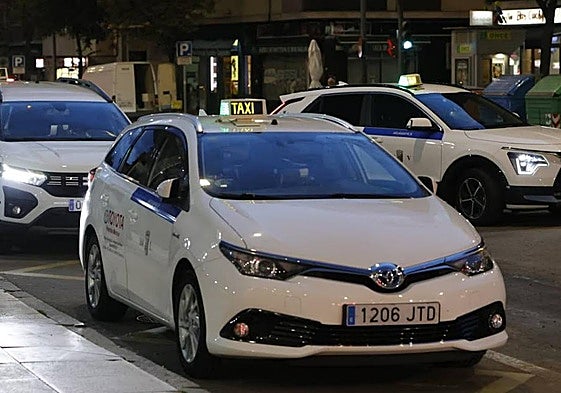 Parada de taxis en el paseo de la Estación.