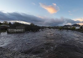La subida del río Tormes, a su paso por Puente del Congosto, a última hora de la tarde de este jueves.