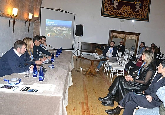 La mesa redonda sobre la colaboración público-privada abrió la segunda jornada.