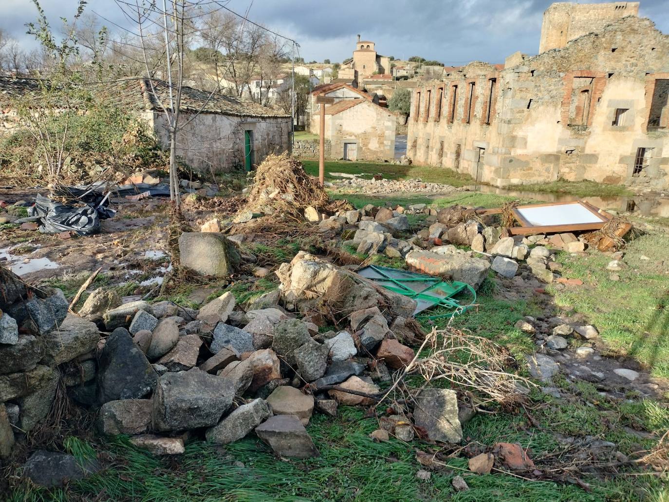 Crecida del Tormes por Puente del Congosto: un garaje inundado, muros derribados o farolas dobladas