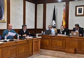 Imagen de parte del equipo de Gobierno de Béjar con el secretario y el interventor municipal, en un pleno.