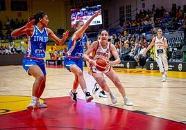 Iyana Martín intenta avanzar hacia el aro italiano.