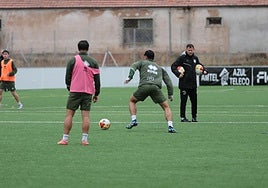 Mario Simón, siguiendo muy de cerca las tareas de sus jugadores durante el entrenamiento de este jueves.