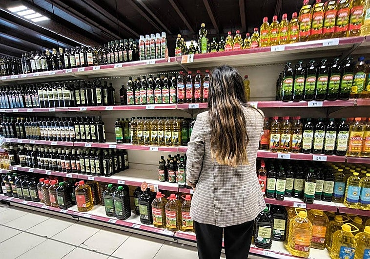 Una mujer, en un supermercado.