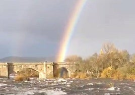 Un espectacular arcoiris luce en Puente del Congosto tras el desbordamiento del Tormes