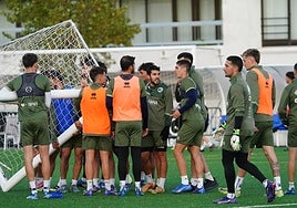 Los jugadores de Unionistas cargando una portería durante la última sesión de entrenamiento.