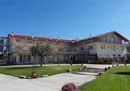 El imponente edificio de Residencial Beleña y sus jardines delanteros.