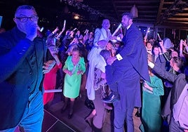 Henry Méndez junto a los novios en la boda celebrada en Salamanca.