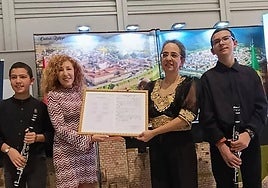 Emma y sus hijos entrega la letra a la concejala Belén Barco