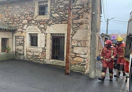 Los Bomberos trabajando en el lugar del incendio.