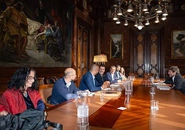 El ministro de Cultura, Ernest Urtasun, en una reunión con entidades palestinas