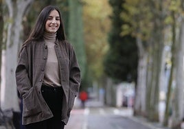 Andrea Goenaga paseando por la avenida de los Cipreses.