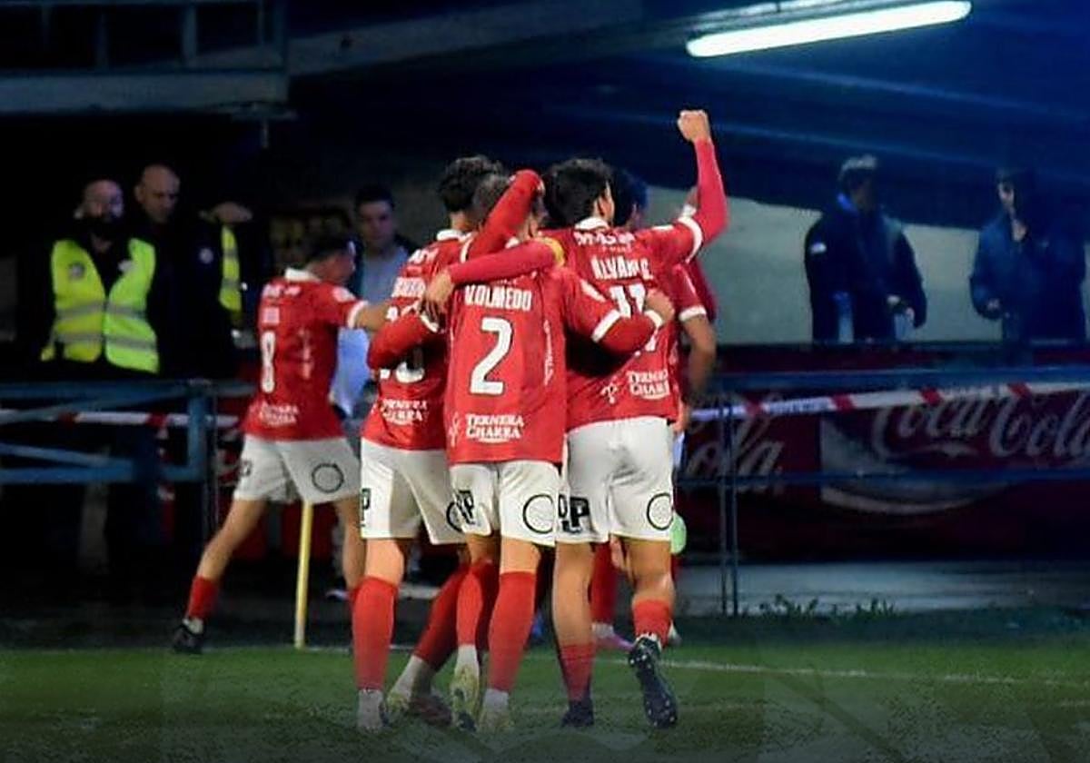 Los jugadores de Unionistas celebran el tanto de Gastón que valió los tres puntos.