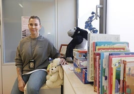 La oficial Verónica Martín en una sala del Grupo 4M de la Policía Local con juguetes y libros para niños.