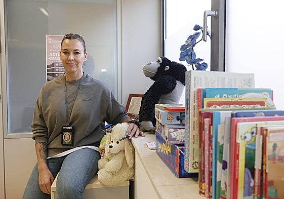 La oficial Verónica Martín en una sala del Grupo 4M de la Policía Local con juguetes y libros para niños.
