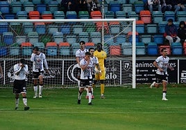 Los jugadores del Salamanca UDS se lamentan tras encajar una diana del Real Ávila.