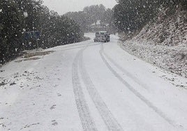 Una carretera de Salamanca afectada por la nieve.