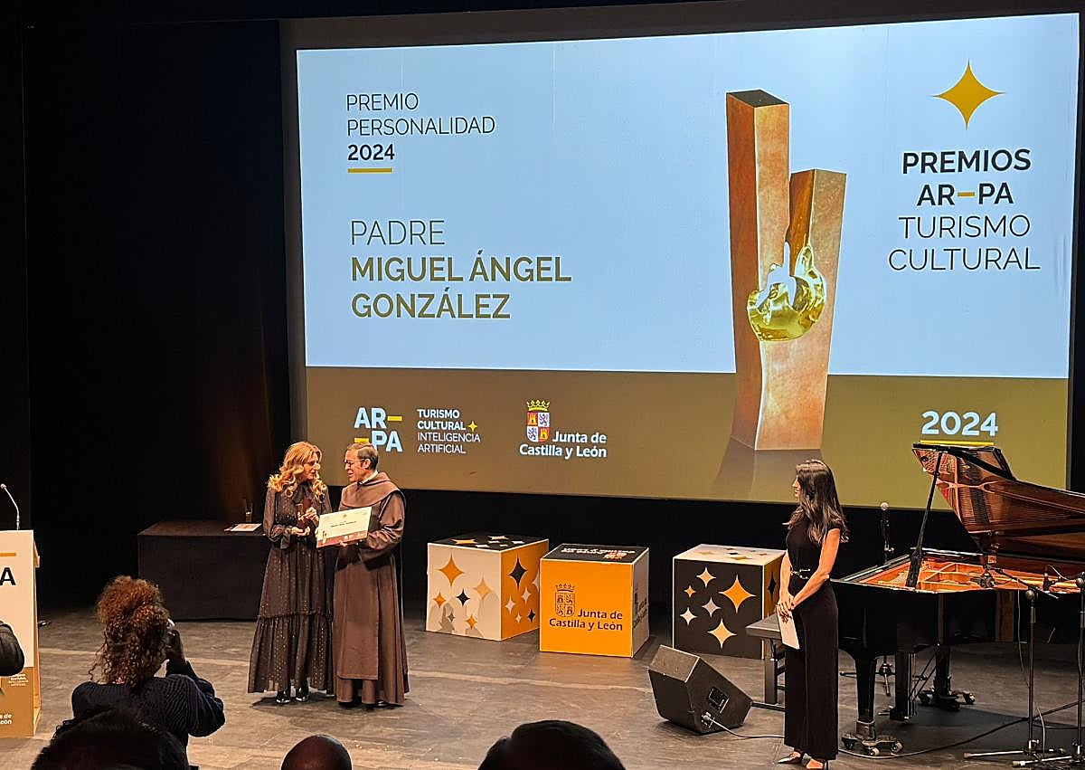 Imagen secundaria 1 - El prior Carmelita Miguel Ángel González, recibe el premio AR-PA 2024