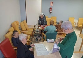 Varias veteranas residentes de Residencias Abadengo durante un taller de costura.