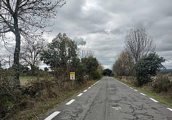 Imagen de la carretera entre Ledrada y Valdelacasa que se va a ensanchar.
