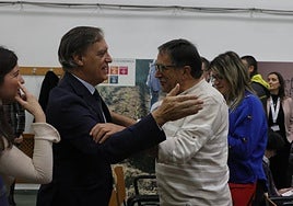 El alcalde, Carlos García Carbayo, saluda a Emiliano Tapia este lunes en la Casa de la Mujer, que ha acogido las Jornadas de Emprendimiento desde la Economía social