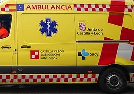 Herido tras chocar su coche contra una farola en Villamayor