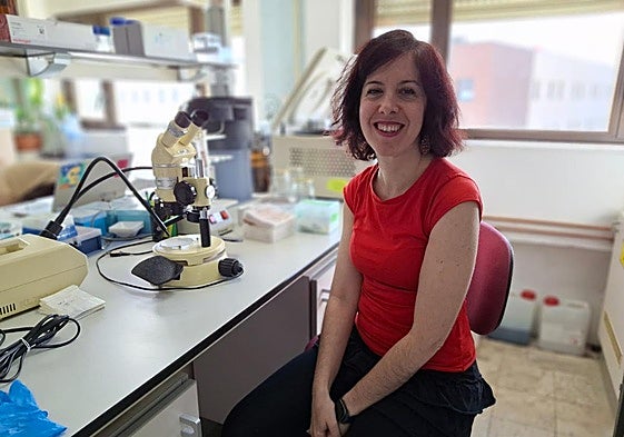 Cecilia Oliver, en el laboratorio.