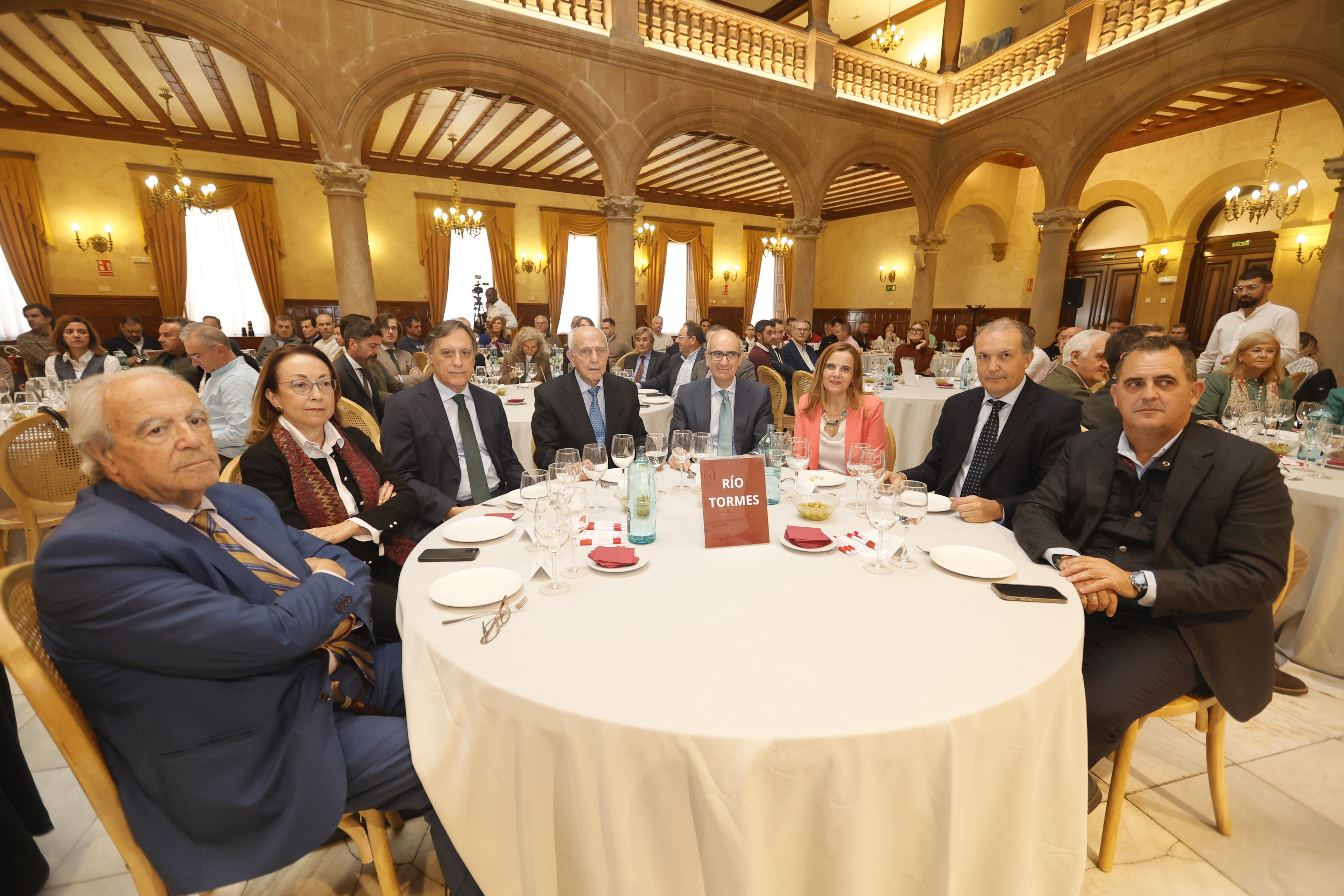 Pedro Méndez González (Presidente Casino), Ana Álvarez-Quiñones Sanz (Secretaría General de la Consejería de Agricultura y Ganadería de la JCyL), Carlos García Carbayo (Alcalde de Salamanca), Pedro Díaz Mesonero (Presidente de LA GACETA), Javier Iglesias García (Presidente de la Diputación de Salamanca), Esther del Brío González (Senadora), Alberto Gurrionero Rodríguez (Subdirector Territorial de Unicaja) y Juan Luis Delgado Egido (Presidente ASAJA).