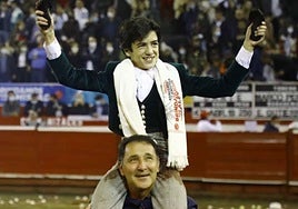 Marco Pérez, a hombros del maestro César Rincón, en la plaza de Manizales.