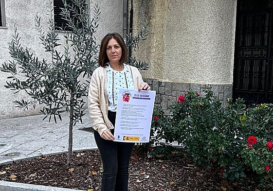 La concejala de Igualdad, María Soledad García, con el cartel.