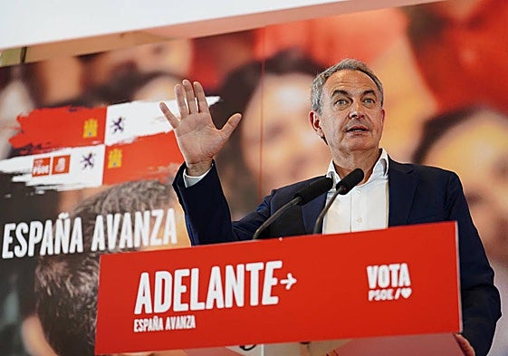 El expresidente del Gobierno, José Luis Rodríguez Zapatero, en su último mitin en Salamanca.